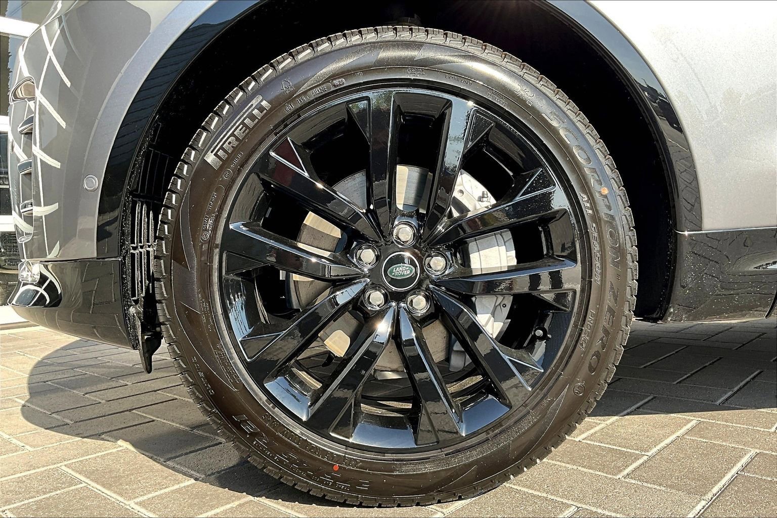 New 2026 Land Rover Discovery Dynamic SE image 12