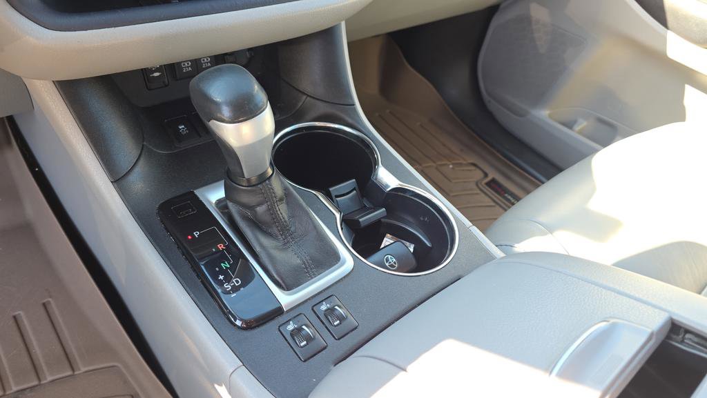 Used 2017 Toyota Highlander XLE w/ Carpet Mat Package AWD/4WD image 22