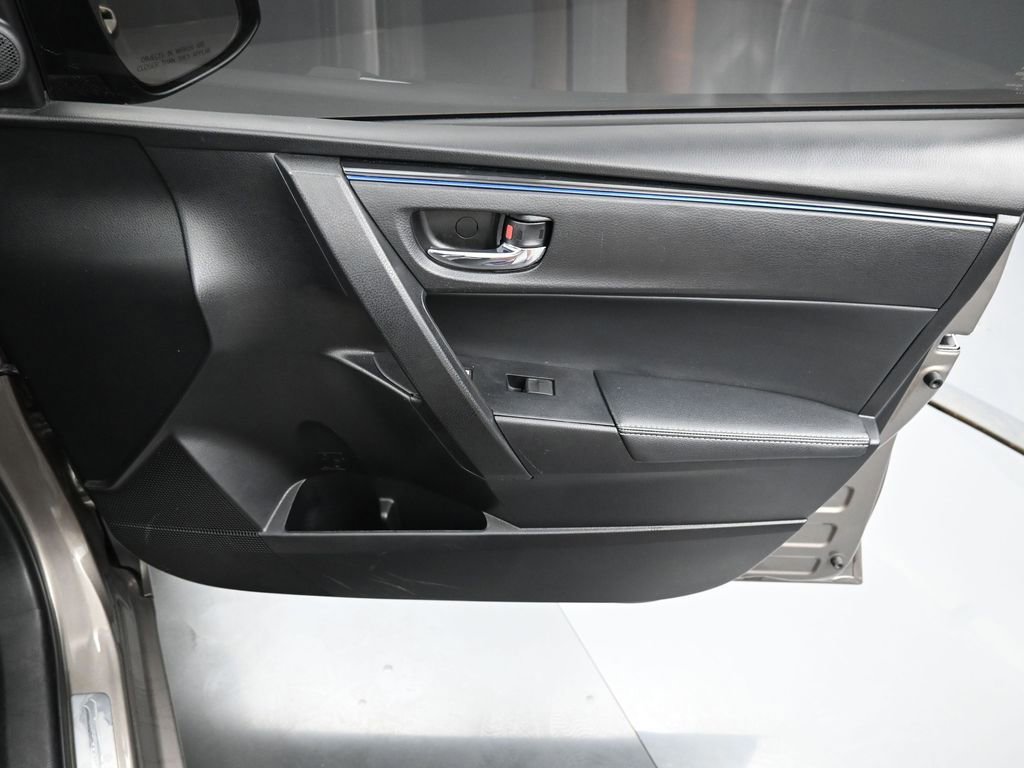 Used 2017 Toyota Corolla SE w/ SE Premium Package image 32