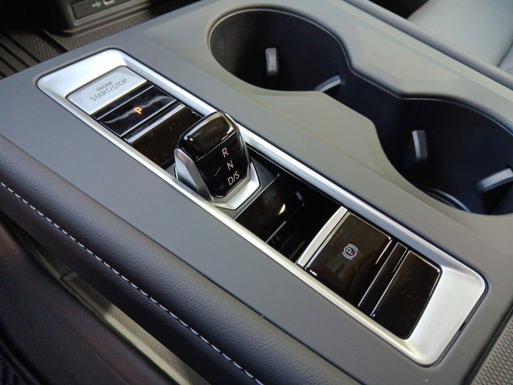 Used 2025 Volkswagen Atlas SE image 23