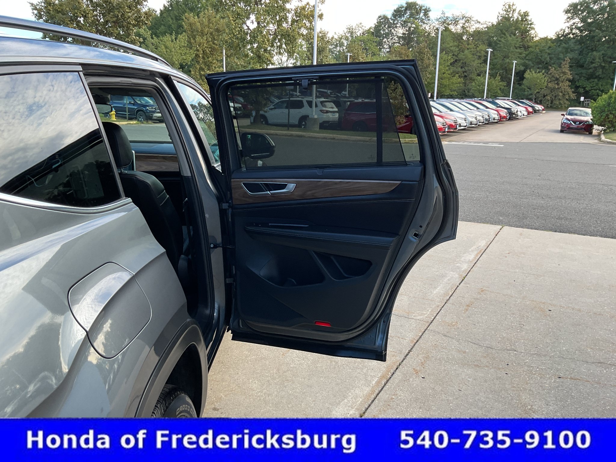 Used 2025 Volkswagen Atlas SE AWD/4WD image 18