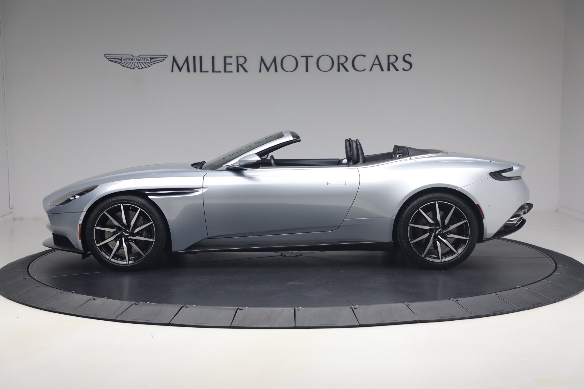 Used 2019 Aston Martin DB11 Volante RWD image 3