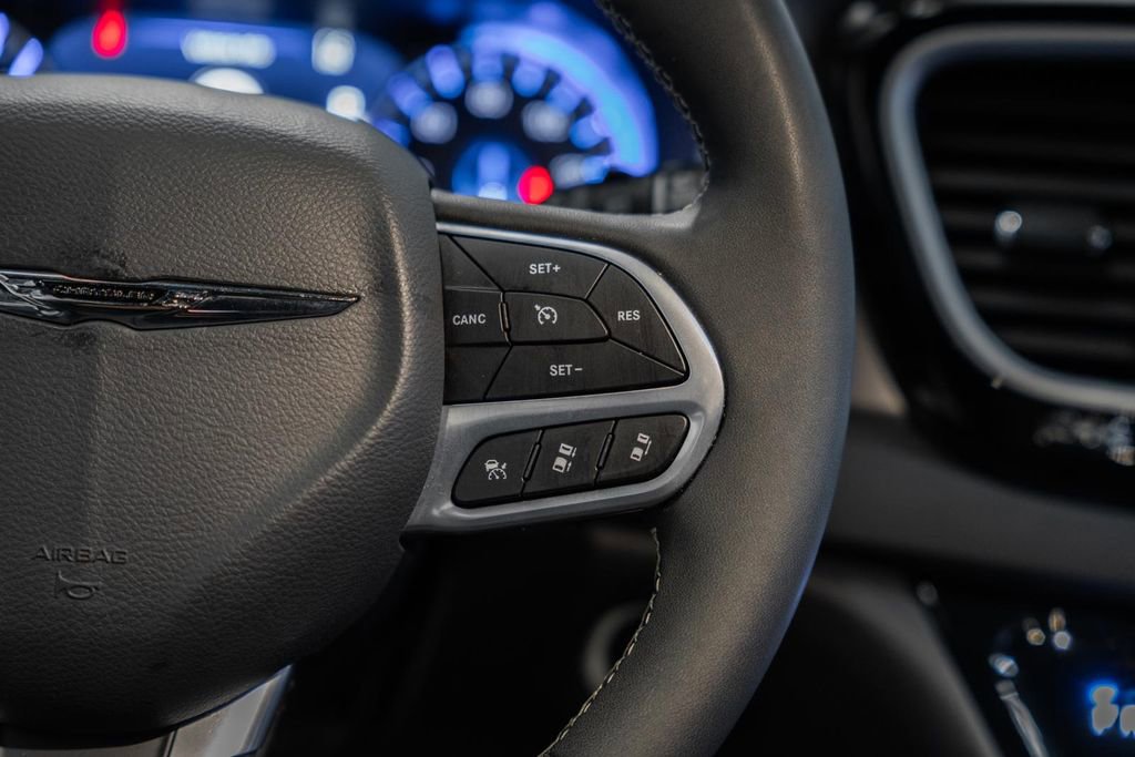 Used 2025 Chrysler Pacifica Select image 30