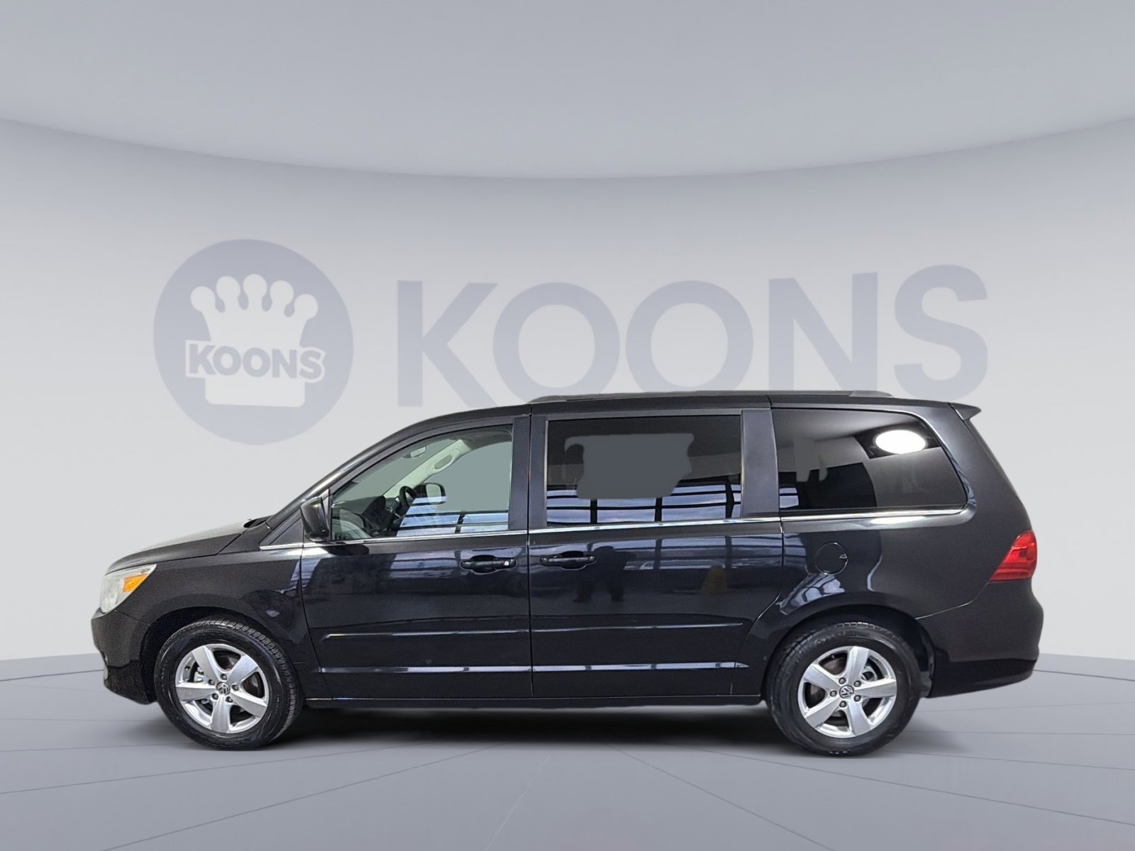 Used 2011 Volkswagen Routan SE image 2
