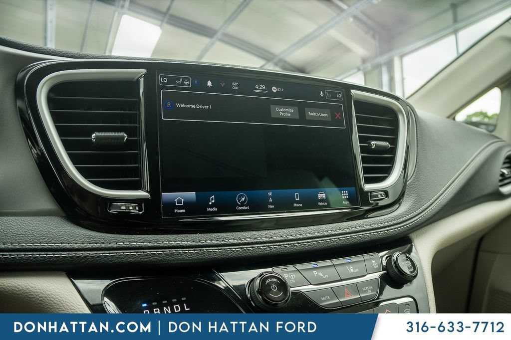 Used 2021 Chrysler Pacifica Touring-L FWD image 7