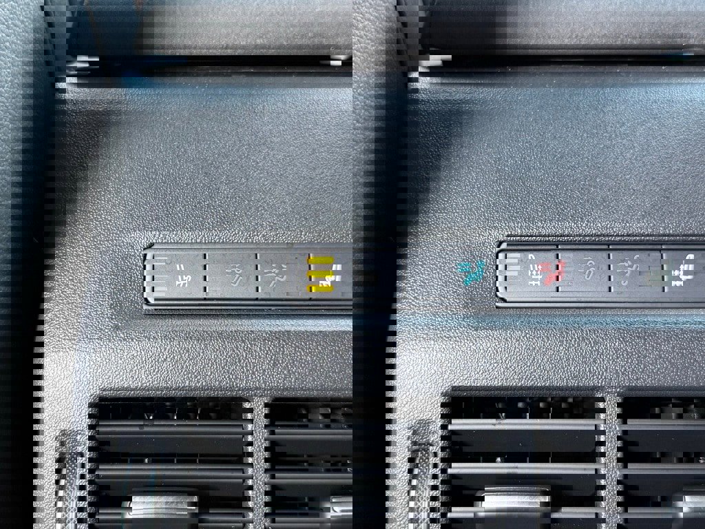 Used 2025 Land Rover Discovery Sport Dynamic SE image 36