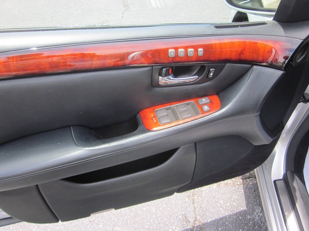 Used 2004 Lexus LS 430 RWD image 11