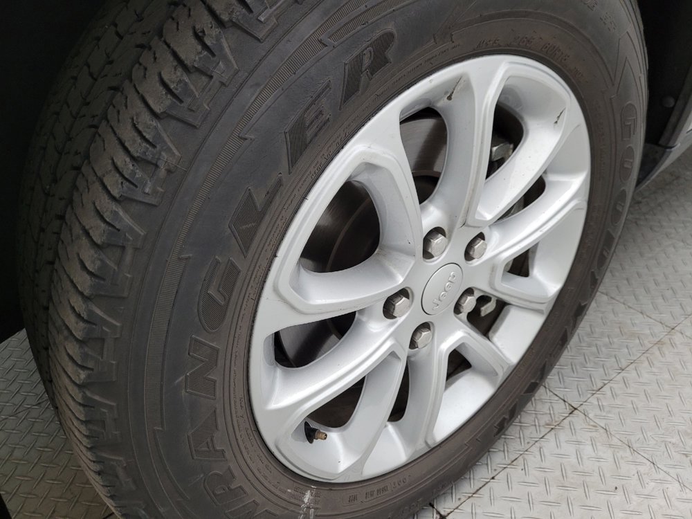 Used 2021 Jeep Grand Cherokee Laredo image 31