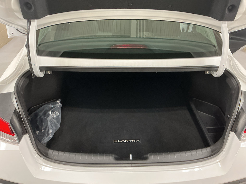 Certified 2025 Hyundai Elantra SE FWD image 14