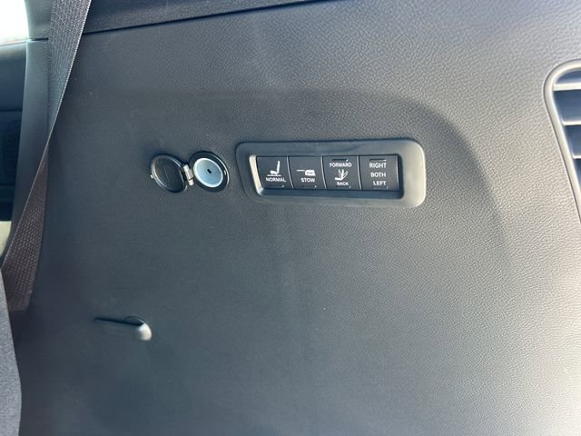 New 2026 Chrysler Pacifica Pinnacle image 40