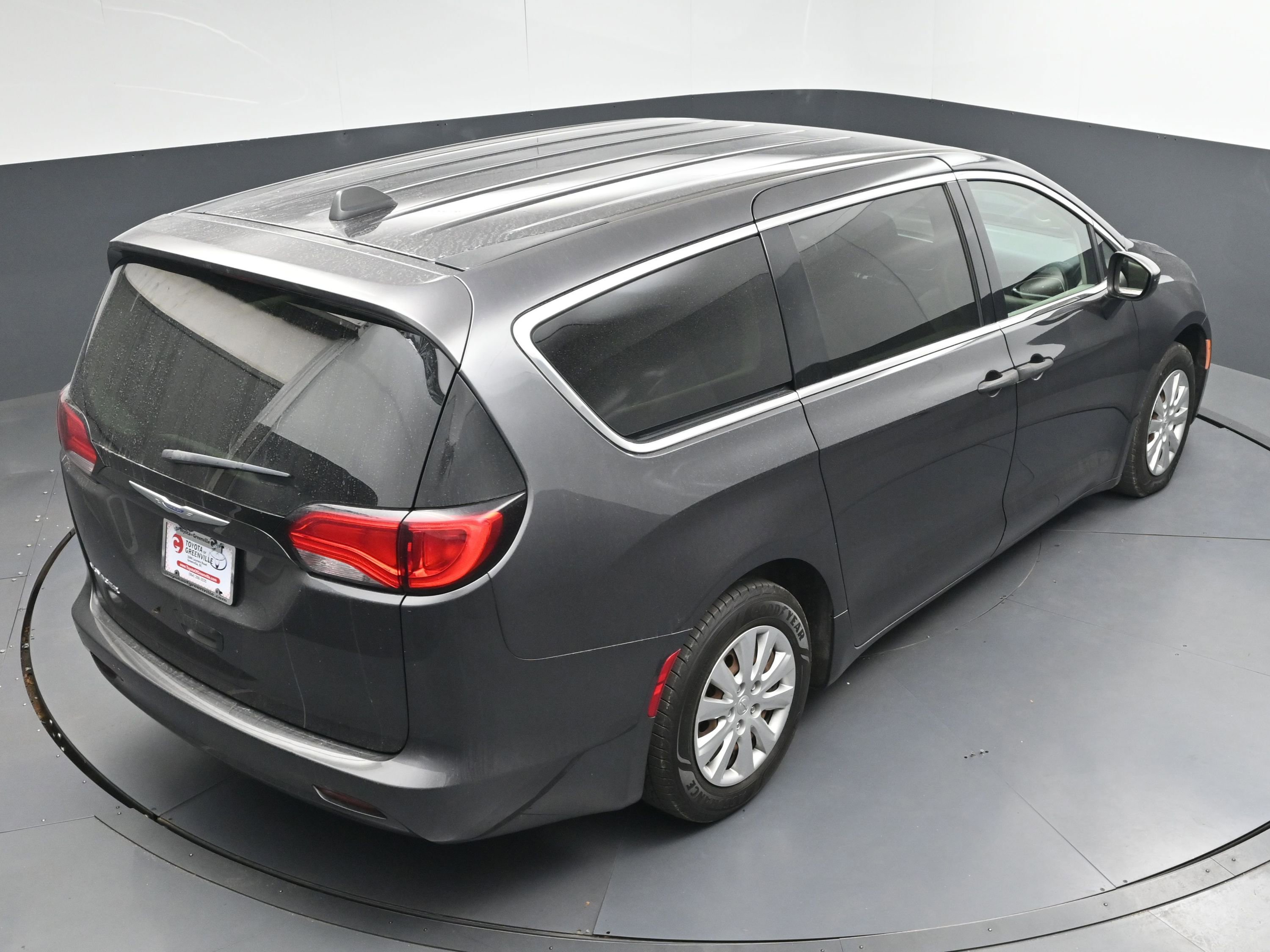 Used 2020 Chrysler Voyager L image 33
