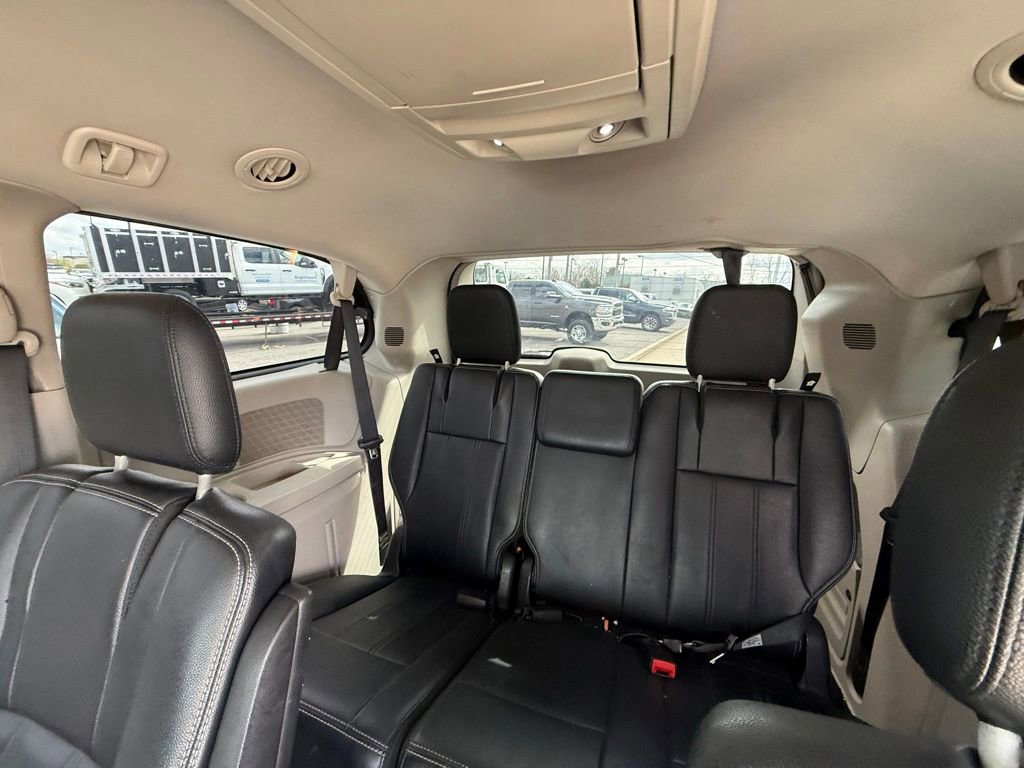 Used 2015 Chrysler Town & Country Touring image 26