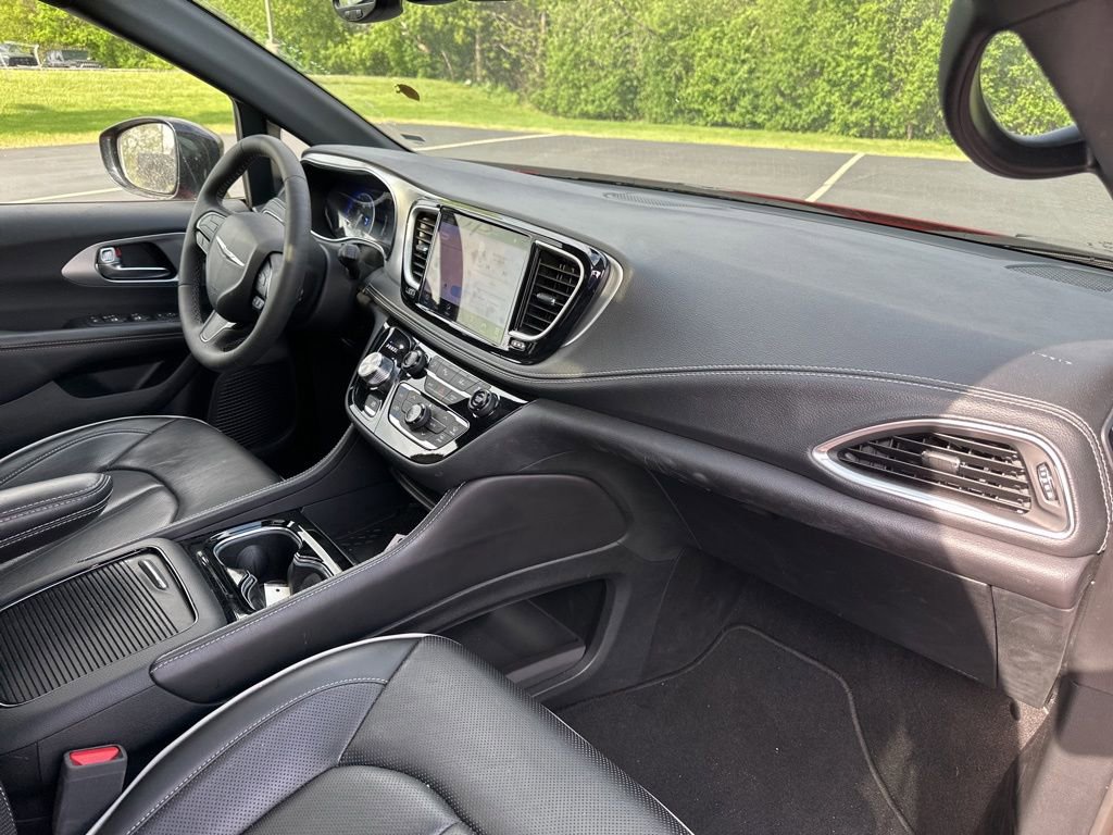 Certified 2025 Chrysler Pacifica Limited FWD image 20