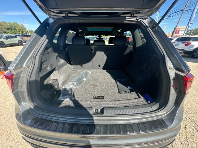 Used 2023 Volkswagen Tiguan SE R-Line AWD/4WD image 37