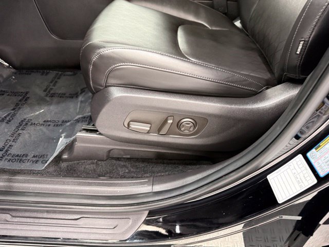 Used 2025 Kia Carnival FWD image 13
