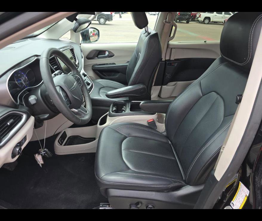Used 2024 Chrysler Pacifica Touring-L FWD image 4