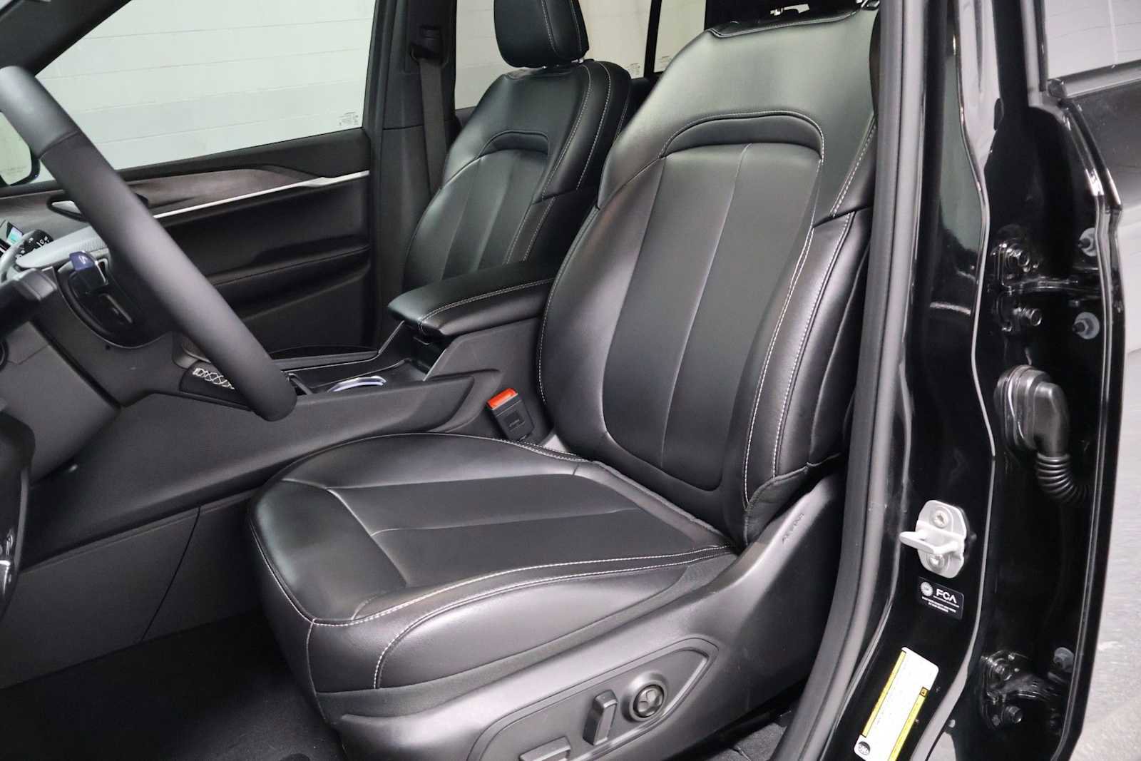 Used 2025 Jeep Grand Cherokee Limited w/ Black Appearance Package AWD/4WD image 5