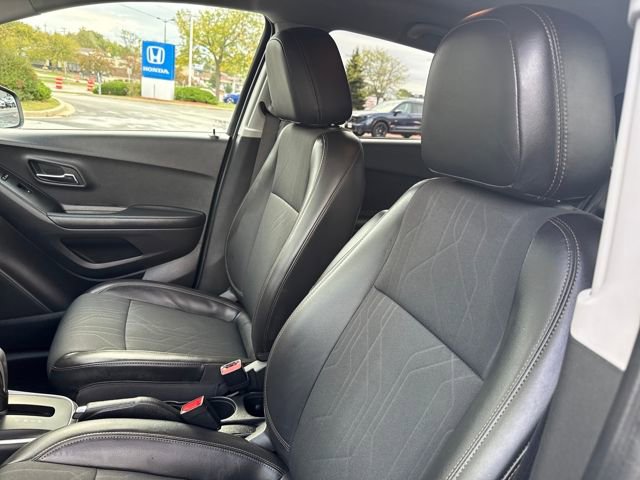 Used 2022 Chevrolet Trax LT w/ LT Convenience Package image 12