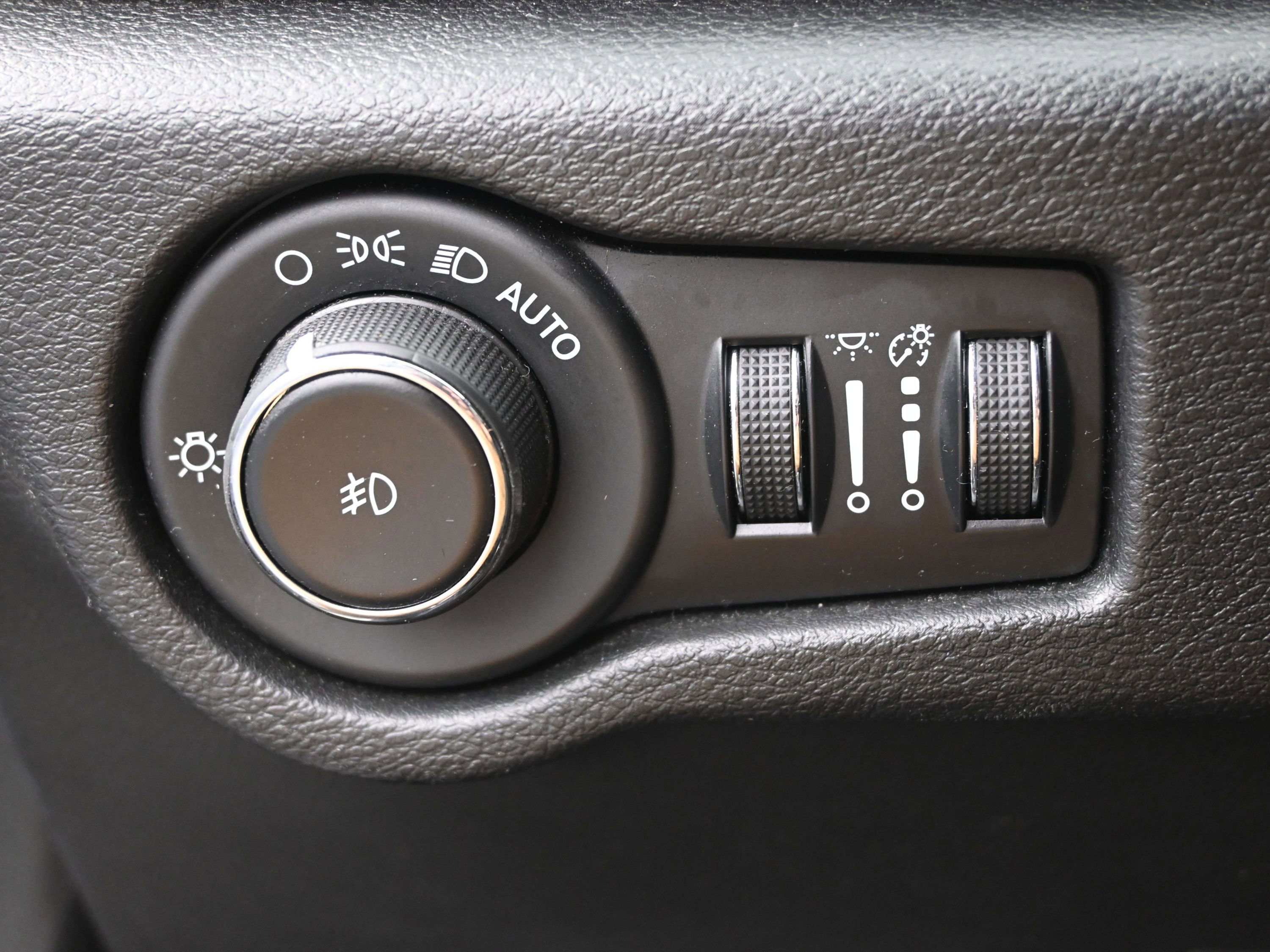 Used 2023 Chrysler Pacifica Touring FWD image 12