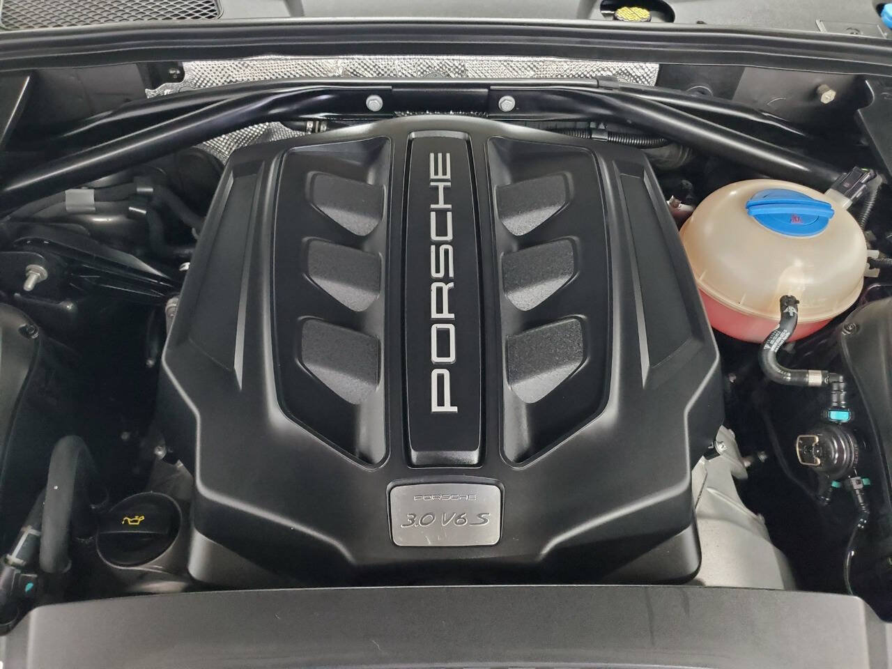 Used 2016 Porsche Macan S w/ Infotainment Package AWD/4WD image 4