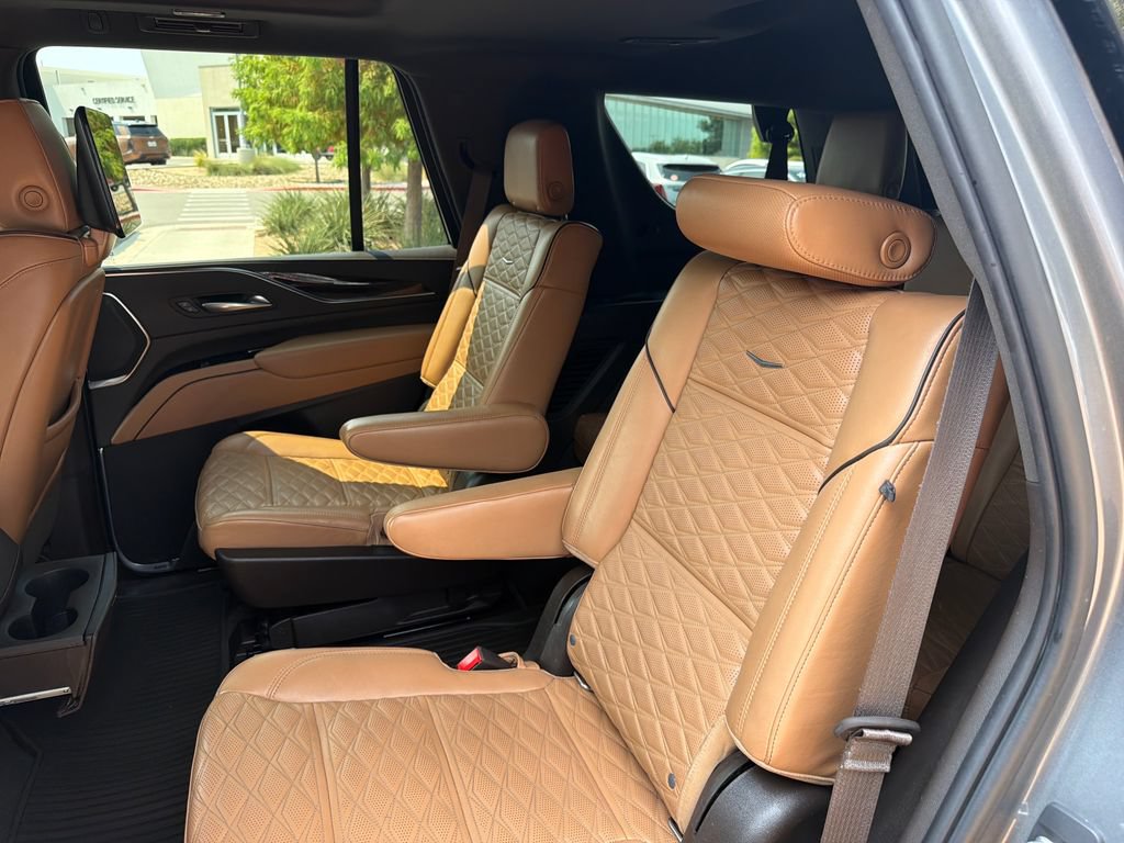 Used 2021 Cadillac Escalade Premium Luxury AWD/4WD image 38