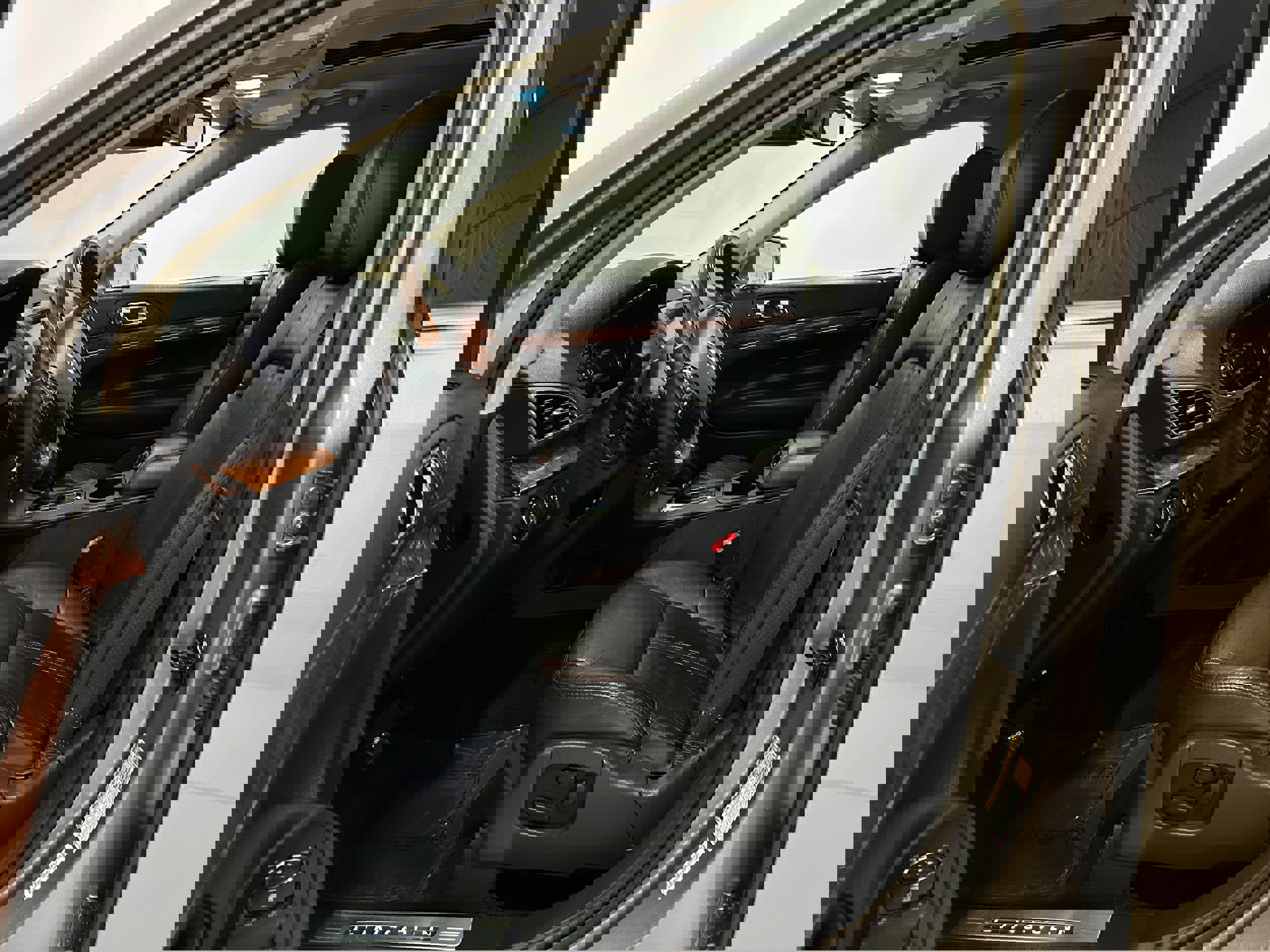 Used 2018 Lincoln MKT AWD image 4