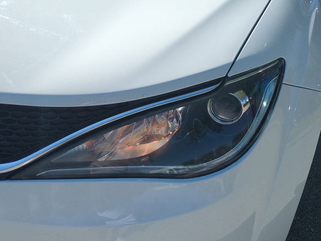 Used 2020 Chrysler Pacifica Touring image 11