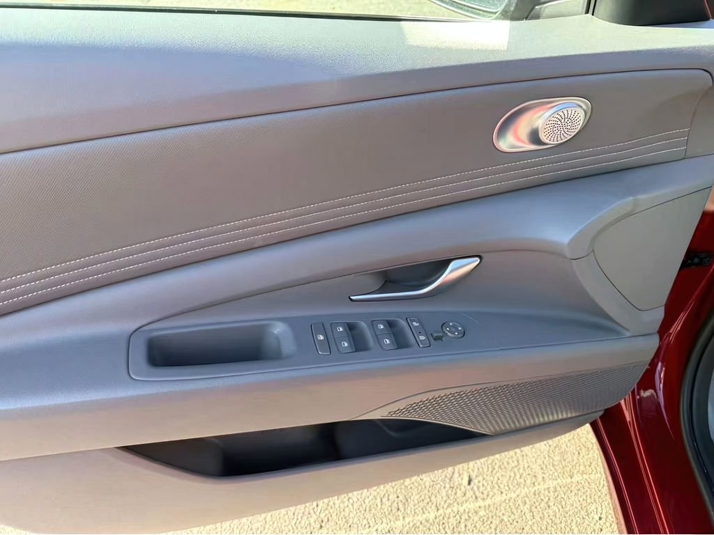 Used 2023 Hyundai Elantra SEL w/ Convenience Package image 10