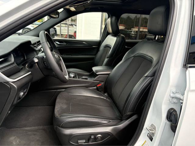 Used 2023 Jeep Grand Cherokee L Altitude AWD/4WD image 16