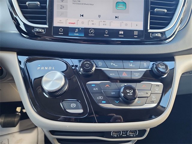 Used 2024 Chrysler Pacifica Touring-L image 19