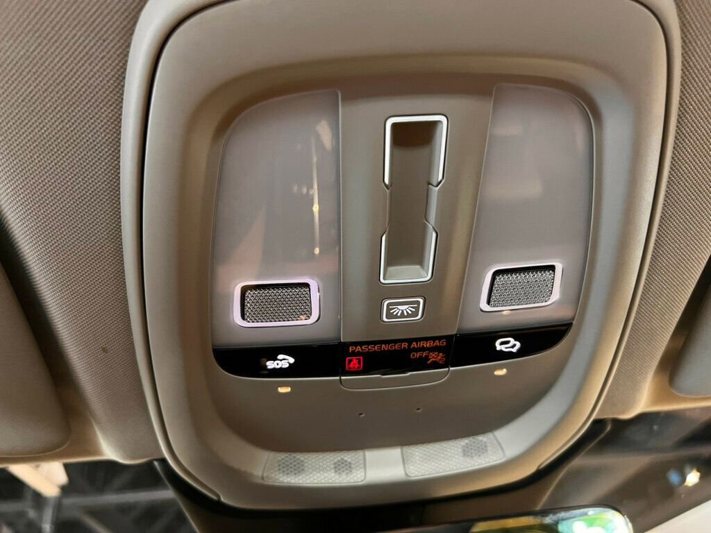 Used 2023 Volvo XC60 B5 Plus image 23