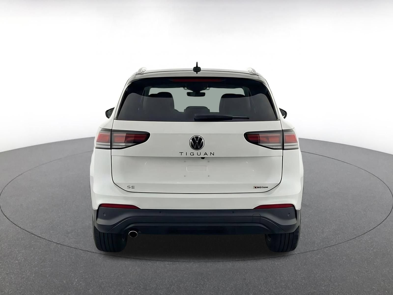 Used 2026 Volkswagen Tiguan SE AWD/4WD image 7