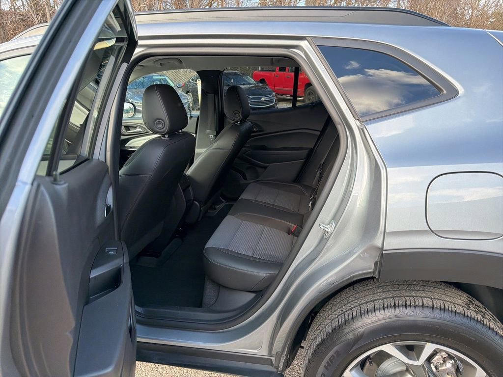 Used 2025 Chevrolet Trax LT image 9