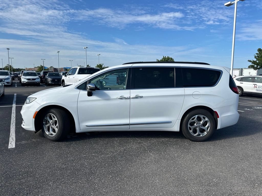 Used 2023 Chrysler Pacifica Limited FWD image 7