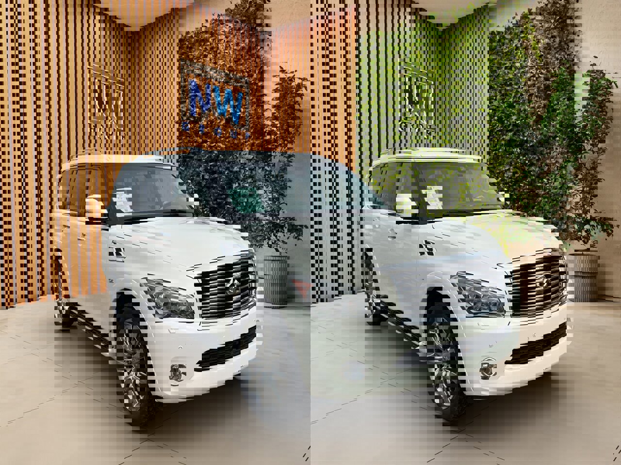 Used 2014 INFINITI QX80 4WD w/ Deluxe Touring Package