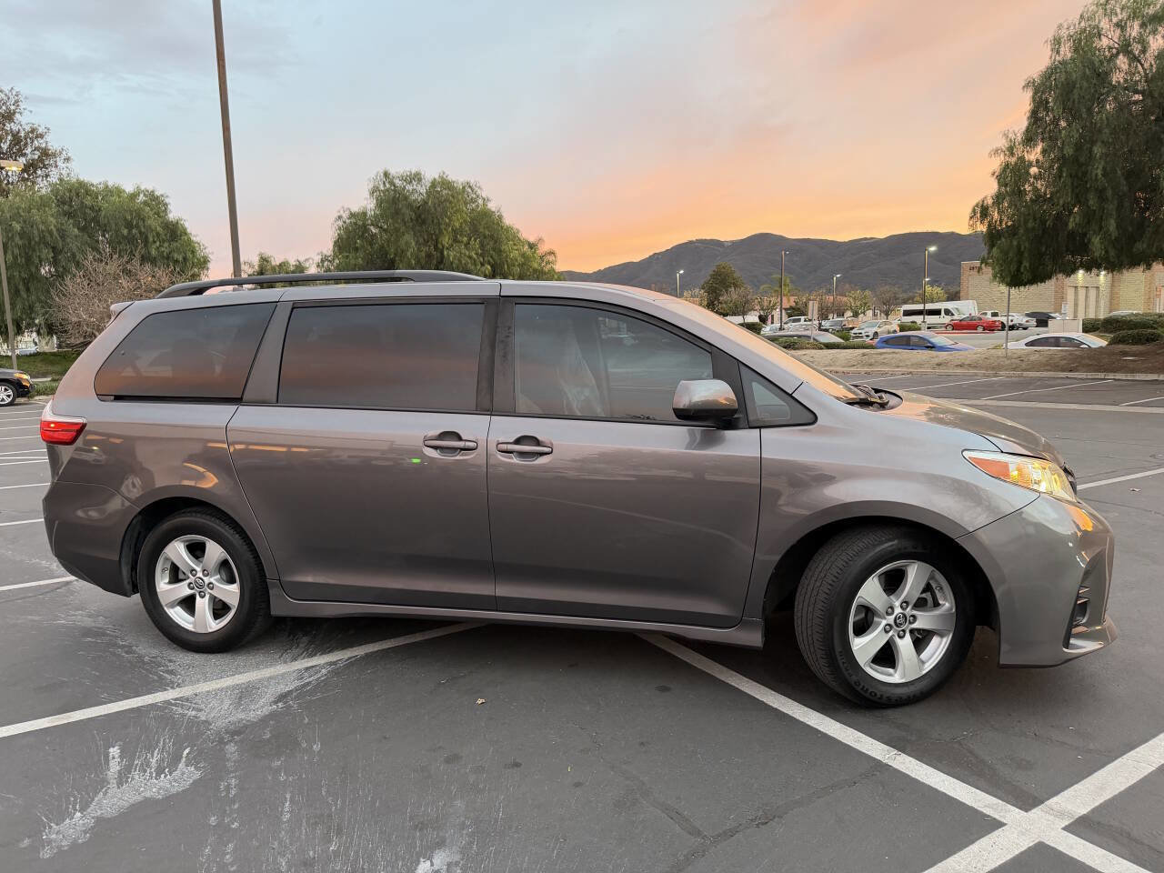 Used 2020 Toyota Sienna LE image 5