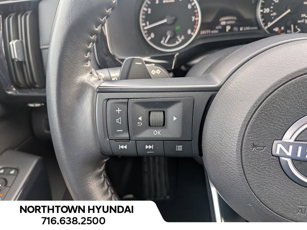 Used 2025 Nissan Pathfinder SV image 24