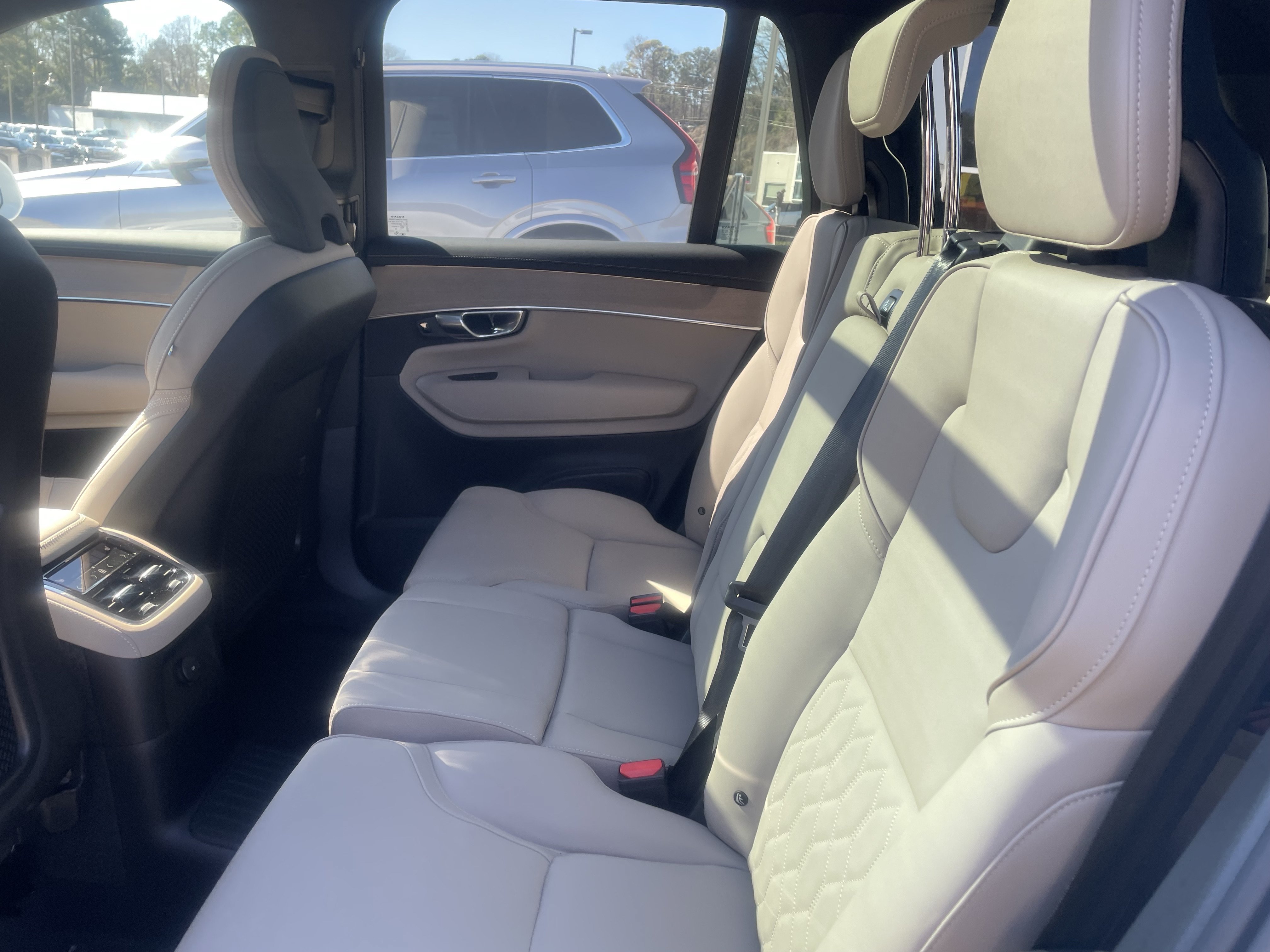 New 2026 Volvo XC90 T8 Plus w/ Protection Package Premier AWD/4WD image 12