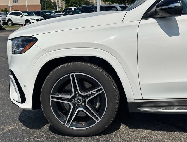 Used 2025 Mercedes-Benz GLS 450 4MATIC w/ AMG Line Exterior image 9
