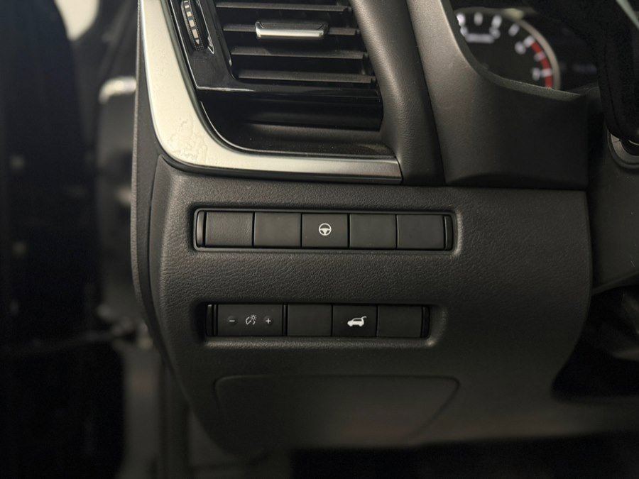 Used 2023 Nissan Rogue SV w/ SV Premium Package image 29