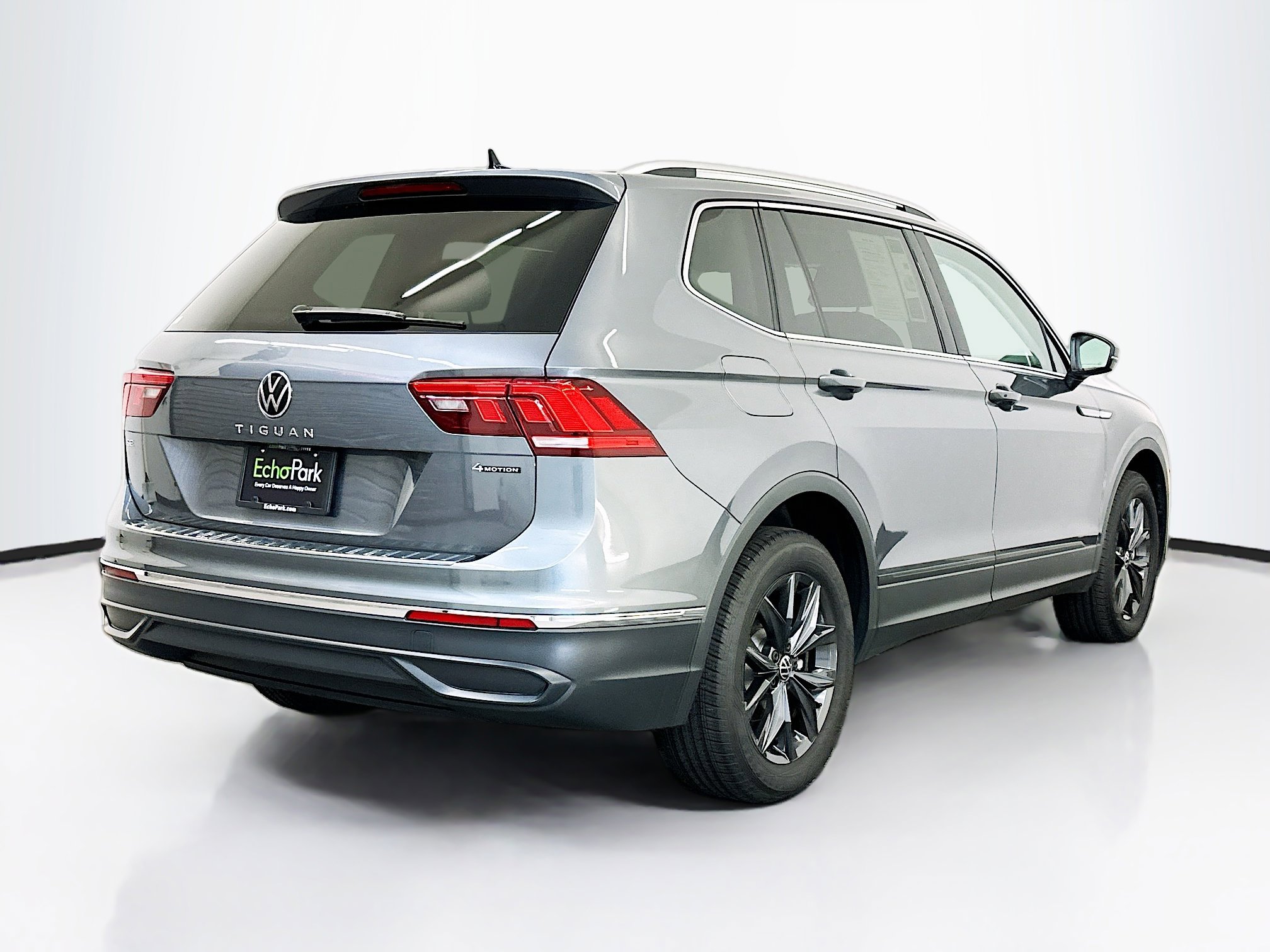 Used 2024 Volkswagen Tiguan SE w/ MDO Package, Two-Row image 9