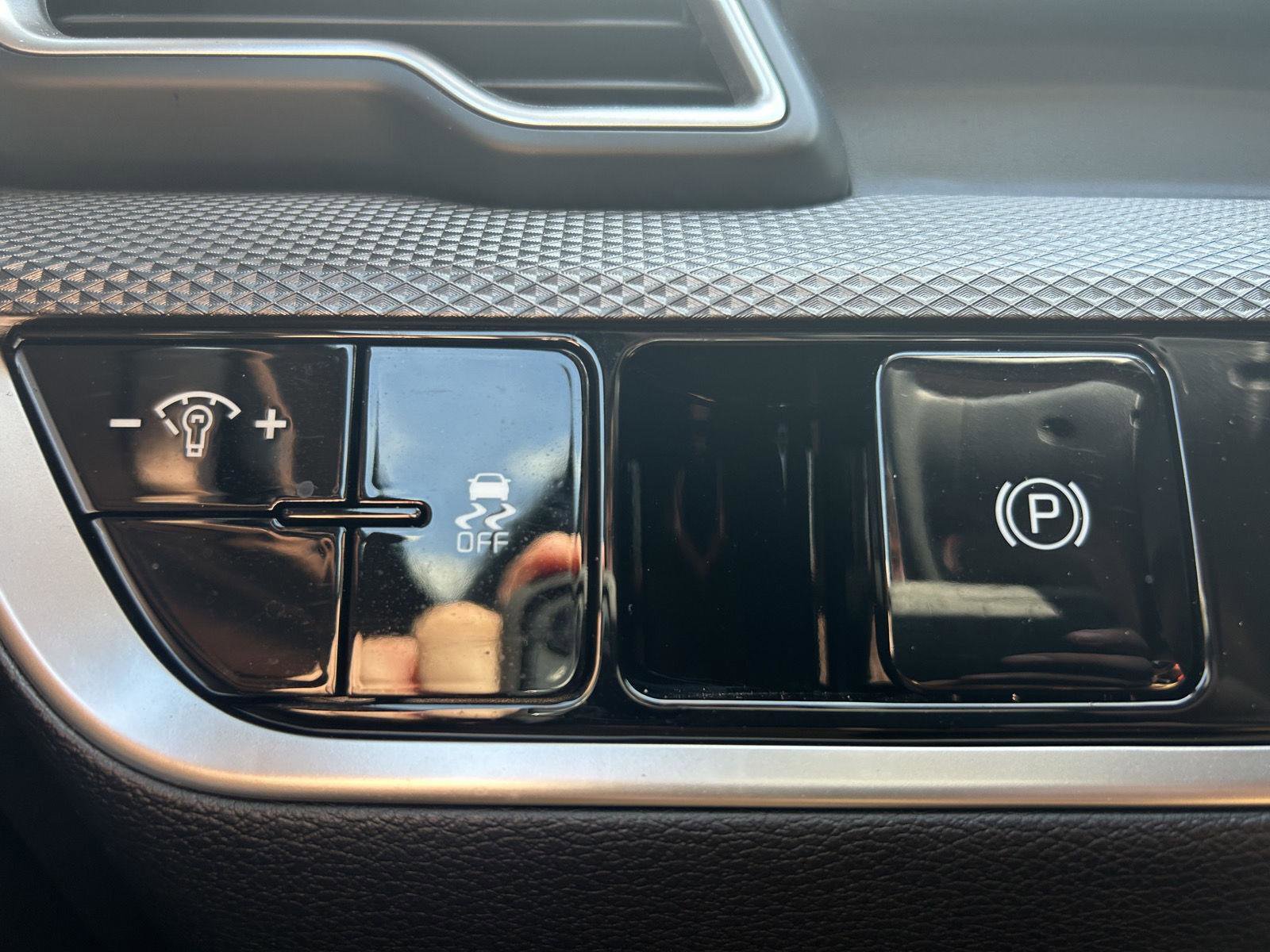 Used 2025 Kia Sportage LX image 7