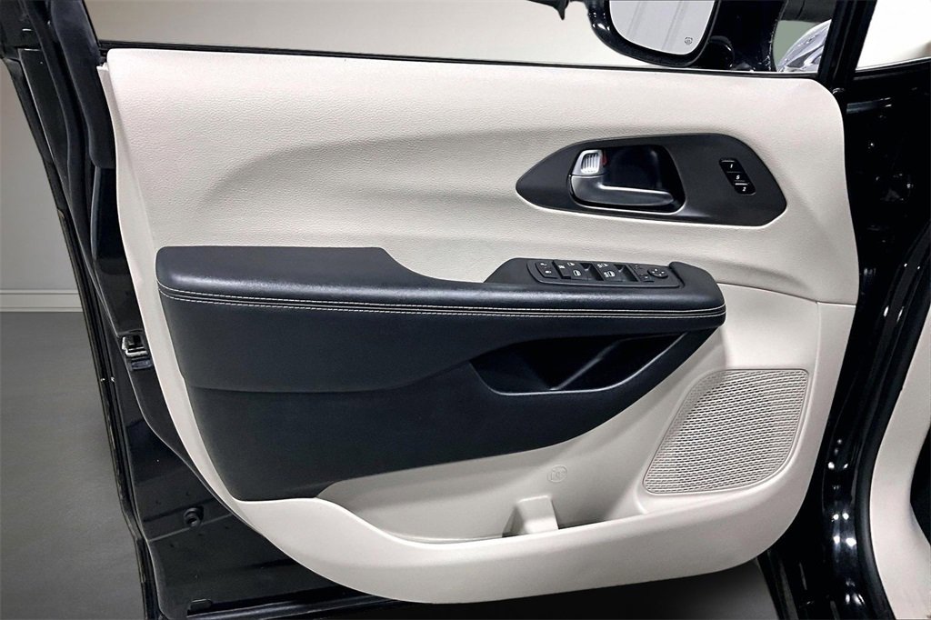 Used 2022 Chrysler Pacifica Touring-L image 21