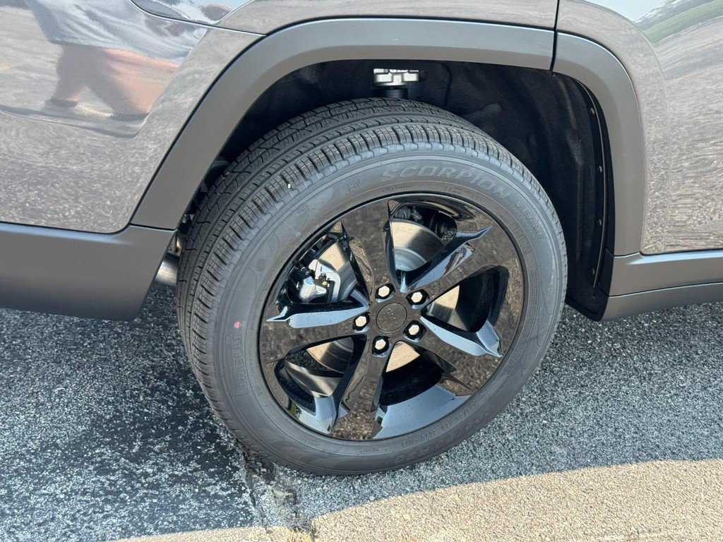 New 2025 Jeep Grand Cherokee L Limited image 4