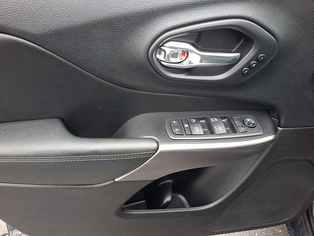 Used 2020 Jeep Cherokee Limited w/ Technology Group image 15