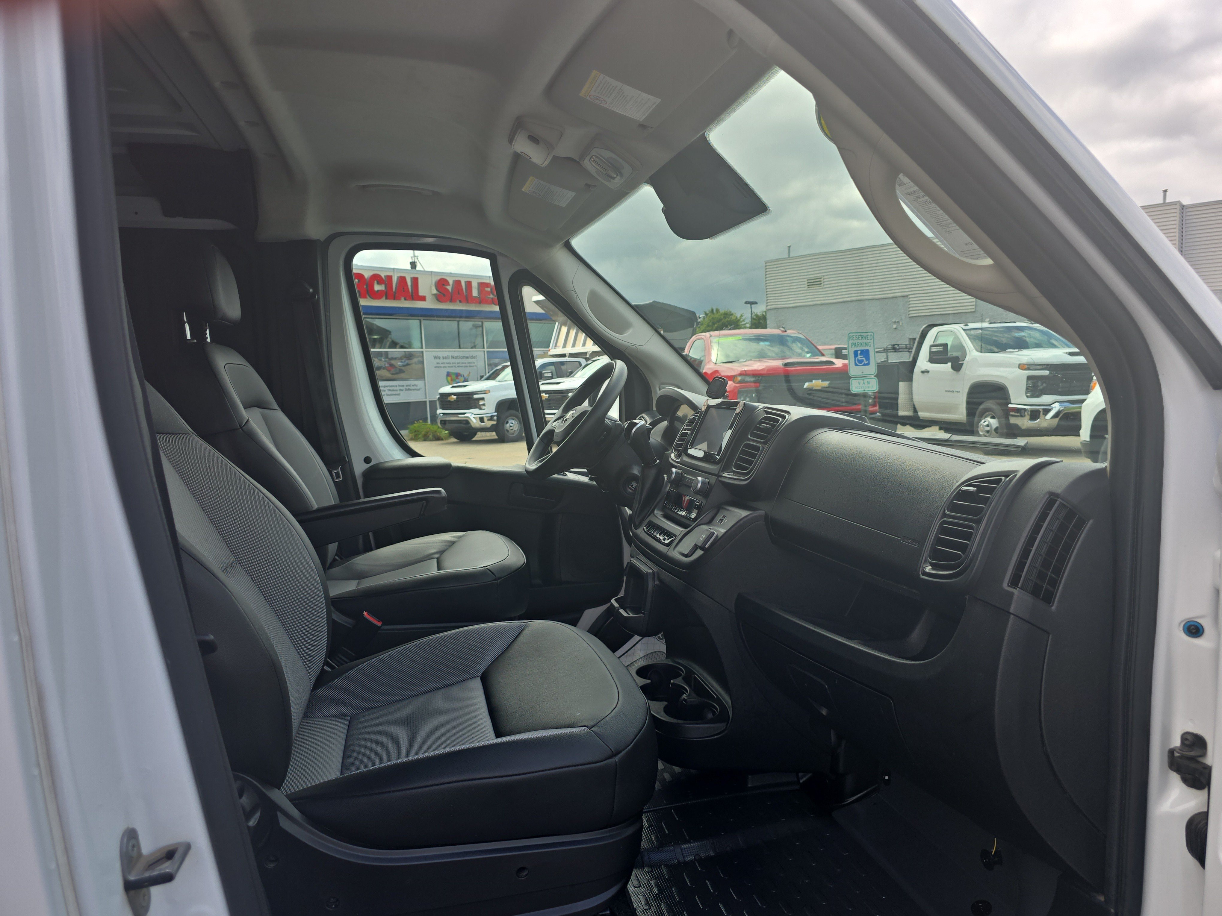Used 2025 RAM ProMaster 2500 w/ Convenience Group FWD image 4
