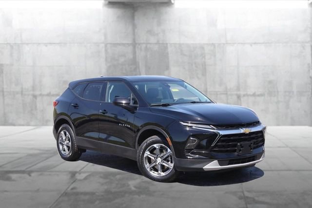 Used 2025 Chevrolet Blazer LT AWD/4WD image 2