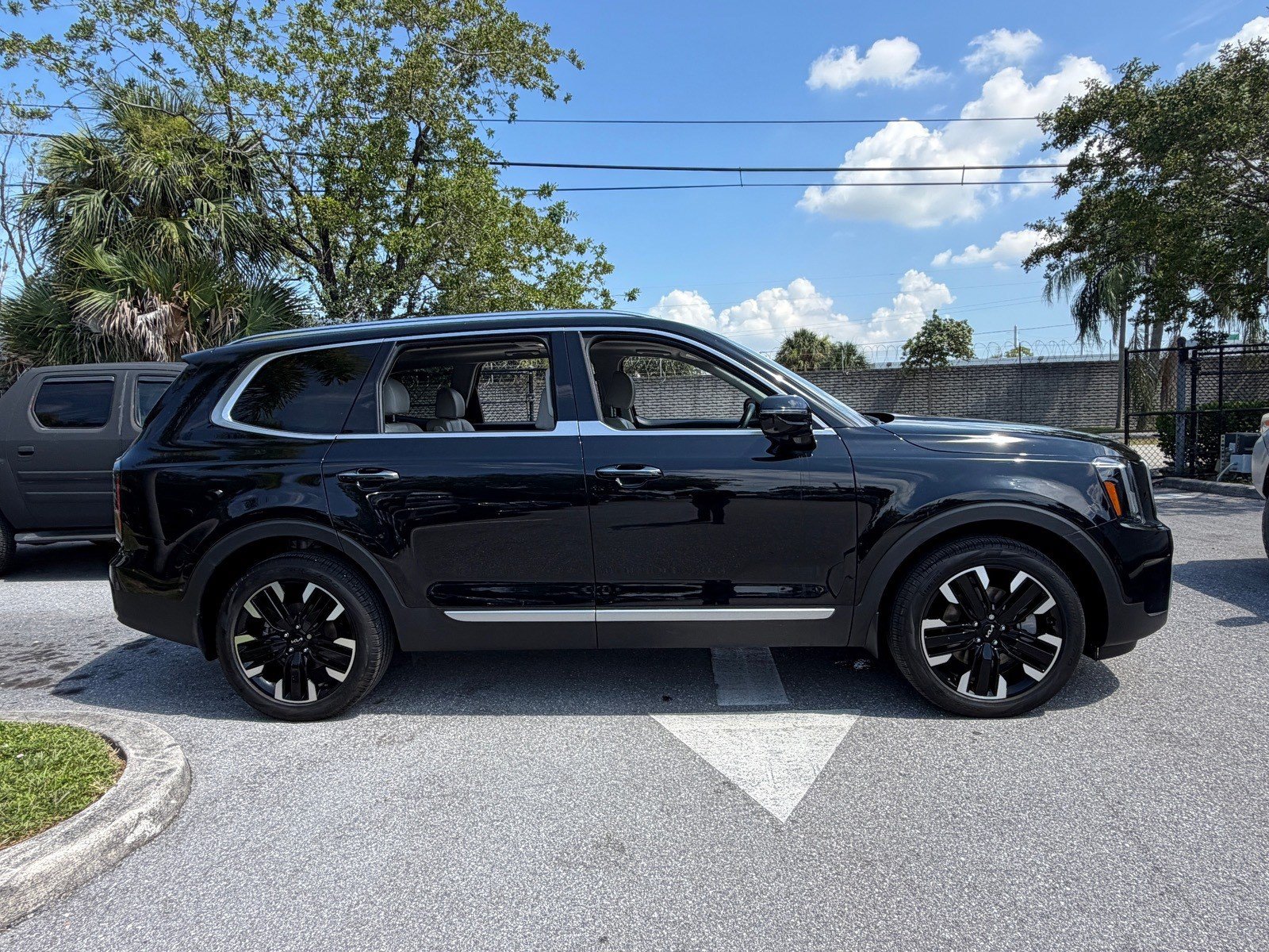 Used 2025 Kia Telluride SX w/ SX Captain's Chair Package FWD image 8