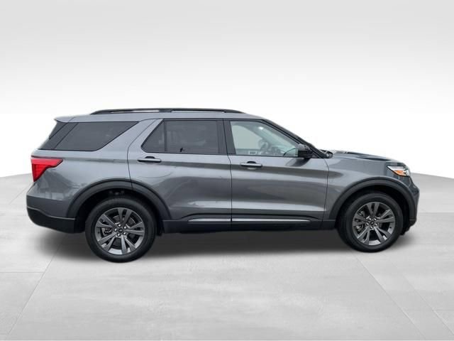 Used 2023 Ford Explorer XLT w/ Equipment Group 202A AWD/4WD image 4