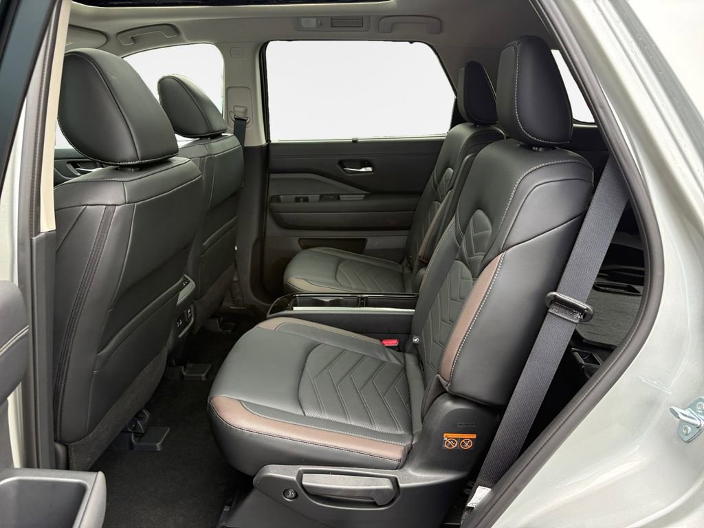 Used 2025 Nissan Pathfinder Platinum FWD image 24